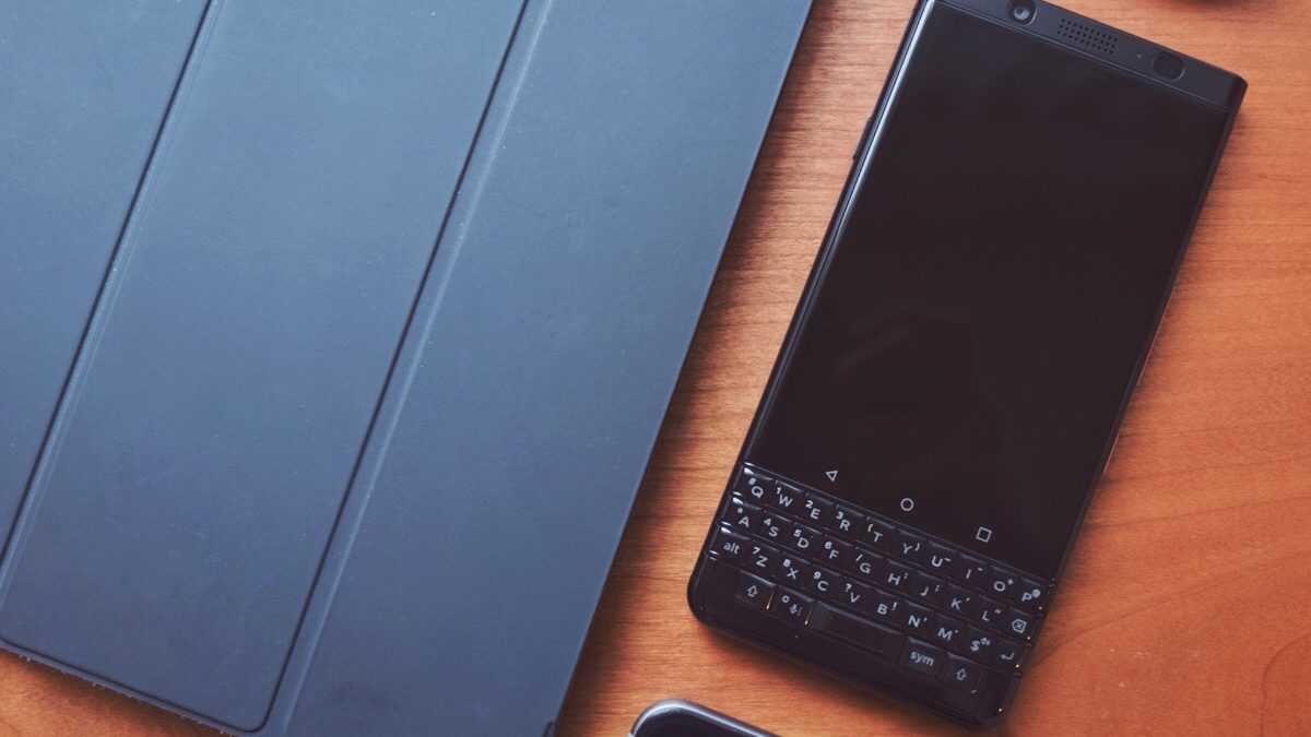 全面ブラックデザインがカッコイイ。BlackBerry KEYone Black Editionを購入【レビュー】
