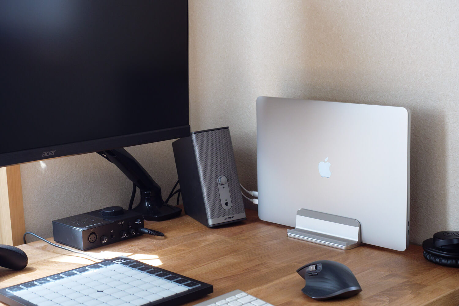 【クラムシェル】スタンドを使ってMacBookをおしゃれにデスクトップ化 | ENHANCE