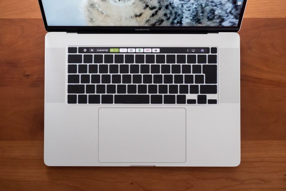 MacBookを無刻印化にするブラックアウトステッカー。テカリ防止にも