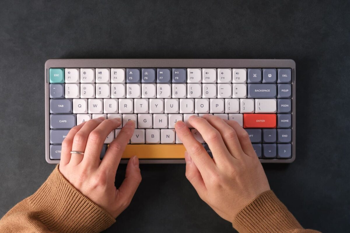 おしゃれ可愛いメカニカルキーボードがやってきた Macbookにも載せて使えるnuphy Air75 Enhance