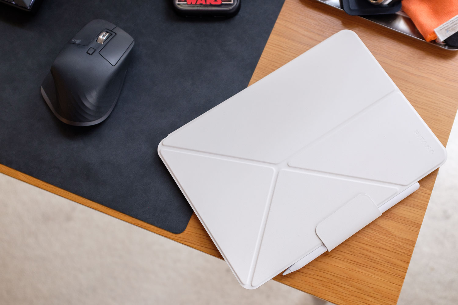 守るだけじゃない!4つのスタンドモードに変形するiPadカバーPITAKA MagEZ Folio 2
